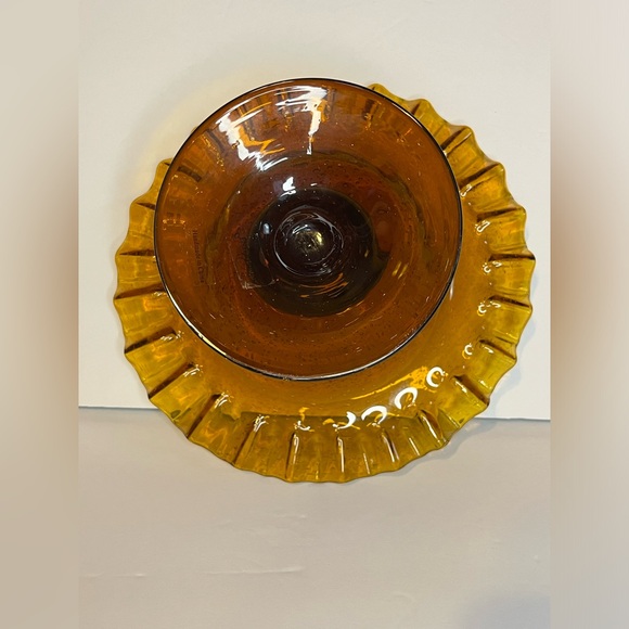 VINTAGE ~ AMBER GLASS DISH ON A PEDESTAL WITH RUFFLED EDGES. - Picture 4 of 9